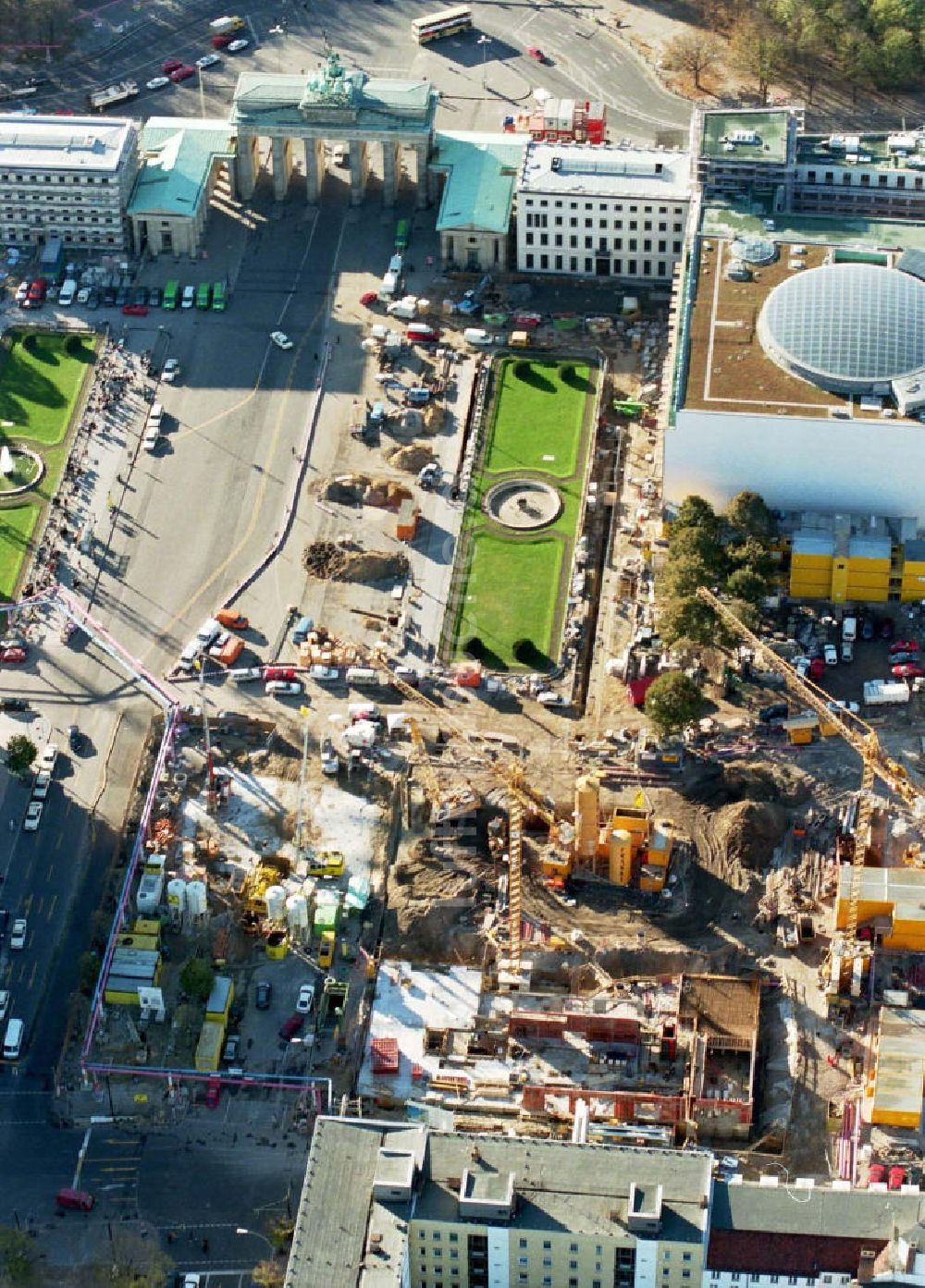 Berlin von oben - Geschäftshausbau am Pariser Platz / Brandenburger Tor in Berlin-Mitte.