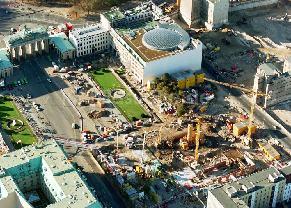 Berlin aus der Vogelperspektive: Geschäftshausbau am Pariser Platz / Brandenburger Tor in Berlin-Mitte.