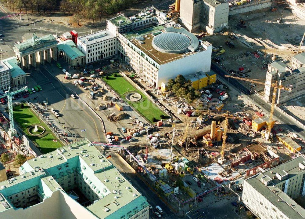 Luftbild Berlin - Geschäftshausbau am Pariser Platz / Brandenburger Tor in Berlin-Mitte.