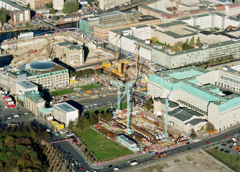 Berlin aus der Vogelperspektive: Geschäftshausbau am Pariser Platz / Brandenburger Tor in Berlin-Mitte.