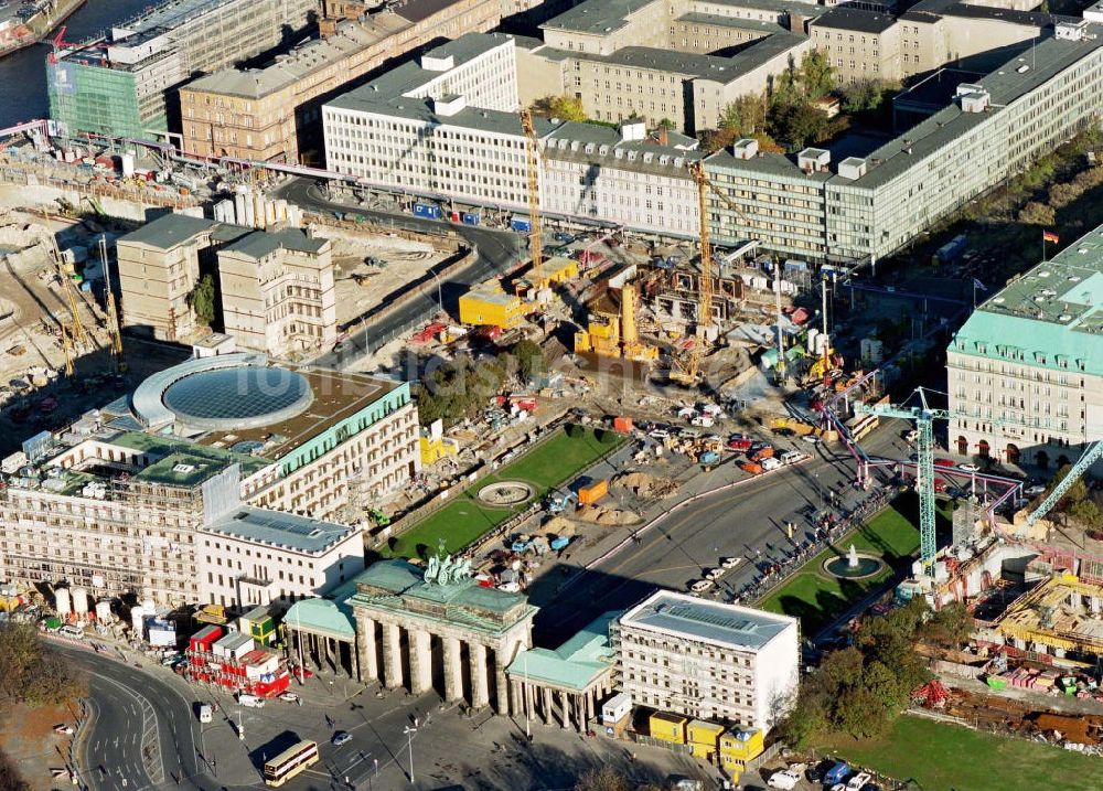 Luftaufnahme Berlin - Geschäftshausbau am Pariser Platz / Brandenburger Tor in Berlin-Mitte.