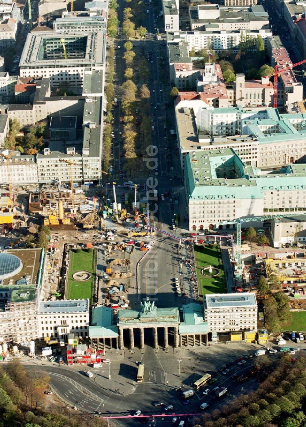 Berlin von oben - Geschäftshausbau am Pariser Platz / Brandenburger Tor in Berlin-Mitte.