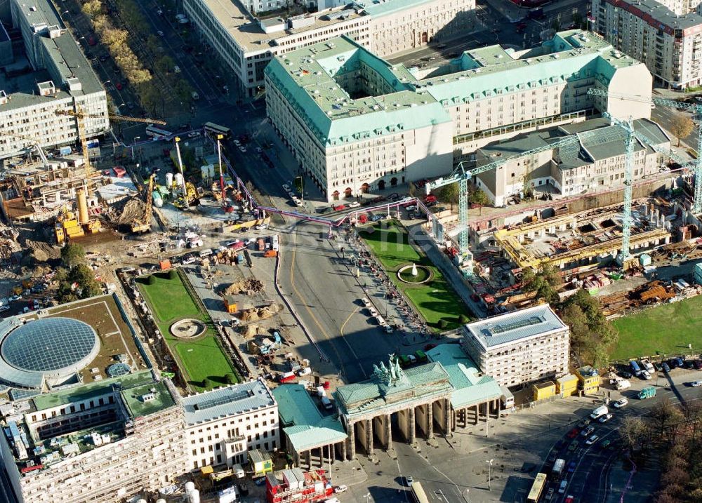 Berlin aus der Vogelperspektive: Geschäftshausbau am Pariser Platz / Brandenburger Tor in Berlin-Mitte.