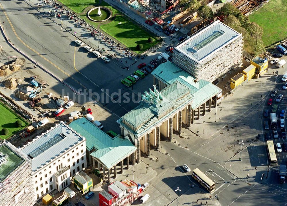 Luftbild Berlin - Geschäftshausbau am Pariser Platz / Brandenburger Tor in Berlin-Mitte.