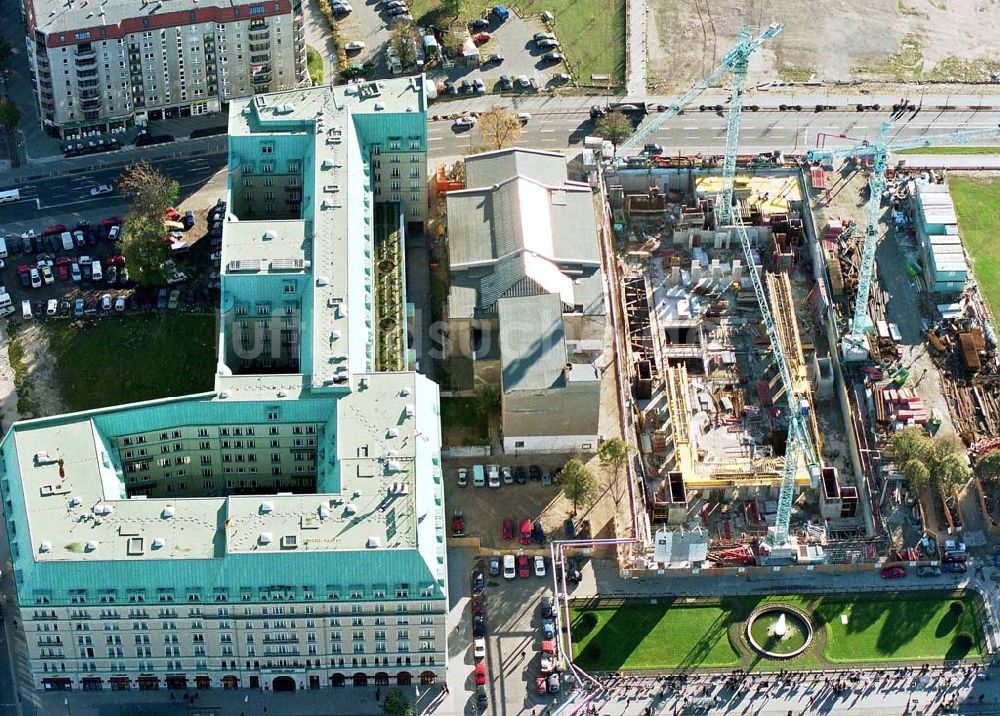 Luftaufnahme Berlin - Geschäftshausbau am Pariser Platz / Brandenburger Tor in Berlin-Mitte.