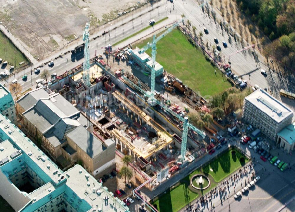 Berlin von oben - Geschäftshausbau am Pariser Platz / Brandenburger Tor in Berlin-Mitte.