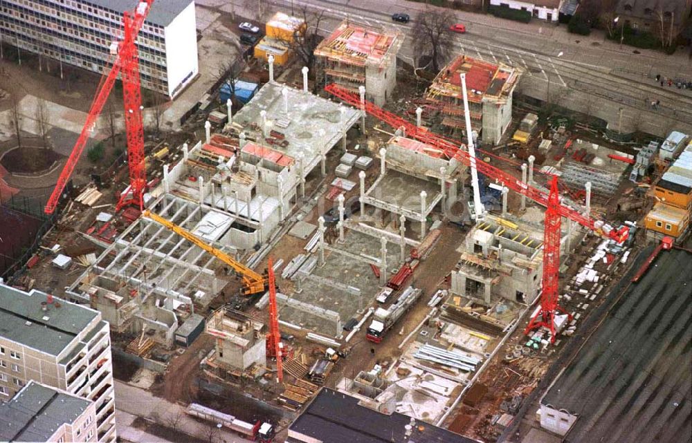 Berlin aus der Vogelperspektive: Geschäftshausbau Storchenhof an der Hauptstraße in Hohenschönhausen