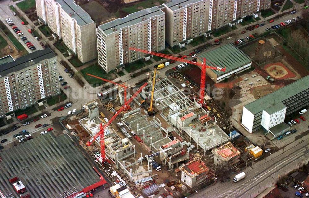 Berlin aus der Vogelperspektive: Geschäftshausbau Storchenhof an der Hauptstraße in Hohenschönhausen