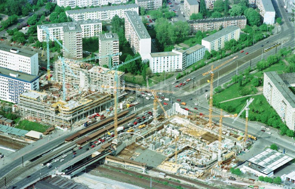 Luftbild Berlin-Lichtenberg - Geschäftshausbau Storkower Arkaden an der Storkower Straße / an der Landsberger Allee in Berlin-Friedrichshain.