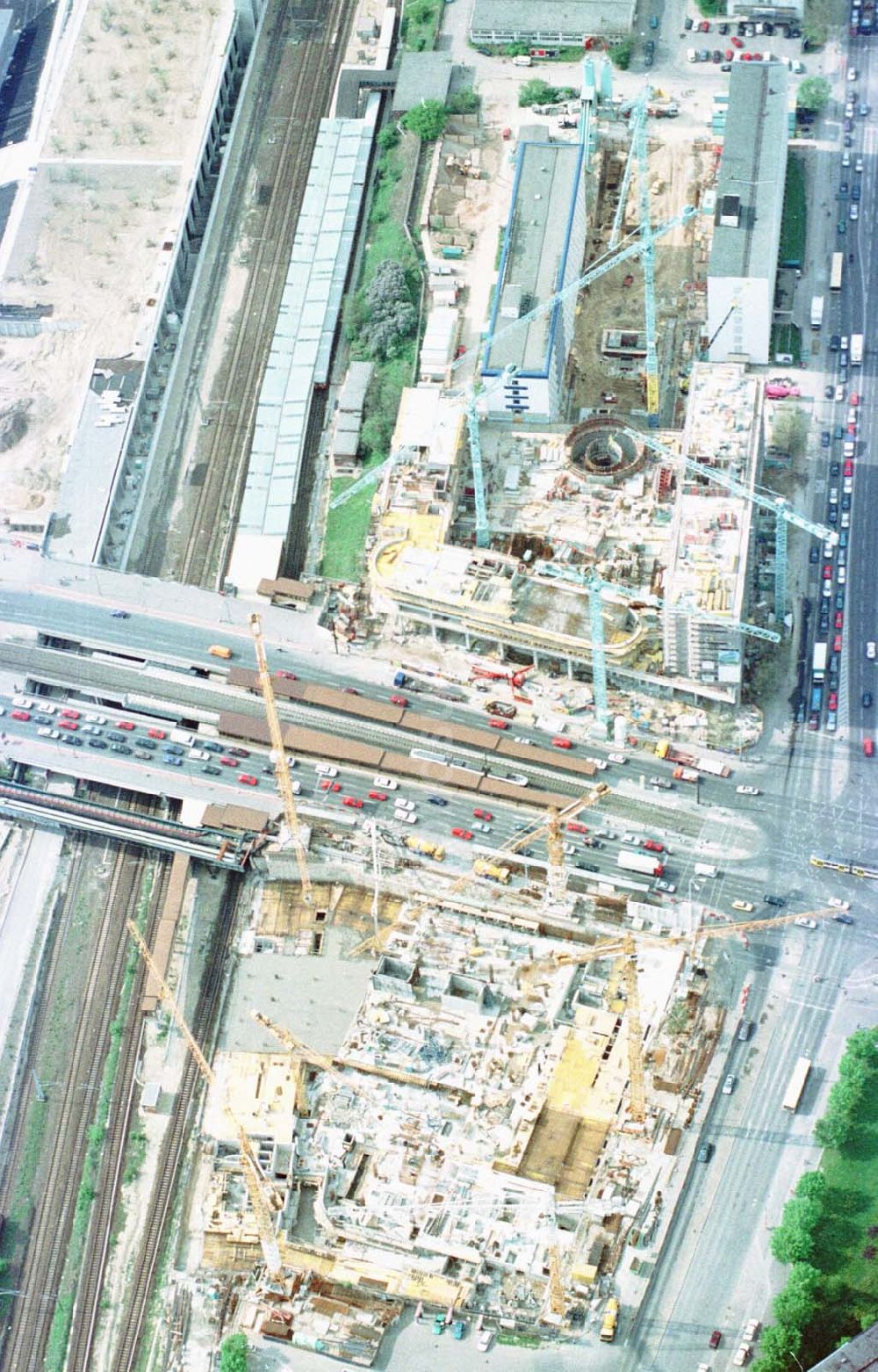 Luftbild Berlin-Lichtenberg - Geschäftshausbau Storkower Arkaden an der Storkower Straße / an der Landsberger Allee in Berlin-Lichtenberg.