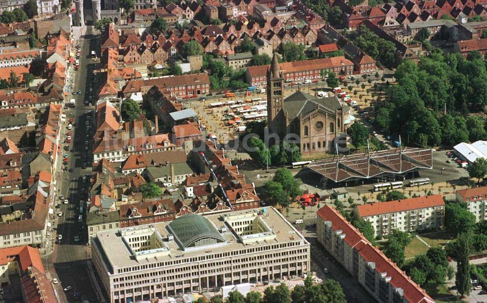 Potsdam von oben - Geschäftshausbau Wilhelmsgalerieam Holländerviertel in Potsdam.