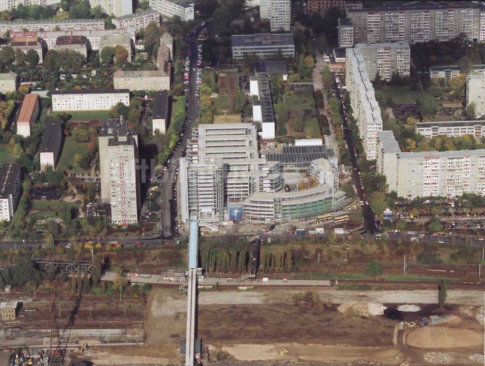 Luftaufnahme Berlin - Lichtenberg - Geschäftszentrum Storkower Bogen an der Storkower Straße in Berlin - Lichtenberg