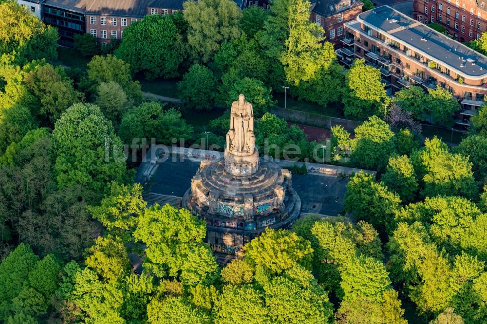 Luftbild Hamburg - Geschichts- Denkmal Bismarck-Denkmal Alter Elbpark in Hamburg