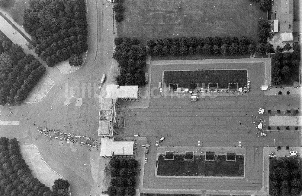 Luftaufnahme Berlin - Geschichts- Denkmal Brandenburger Tor am Pariser Platz im Ortsteil Mitte in Berlin, Deutschland