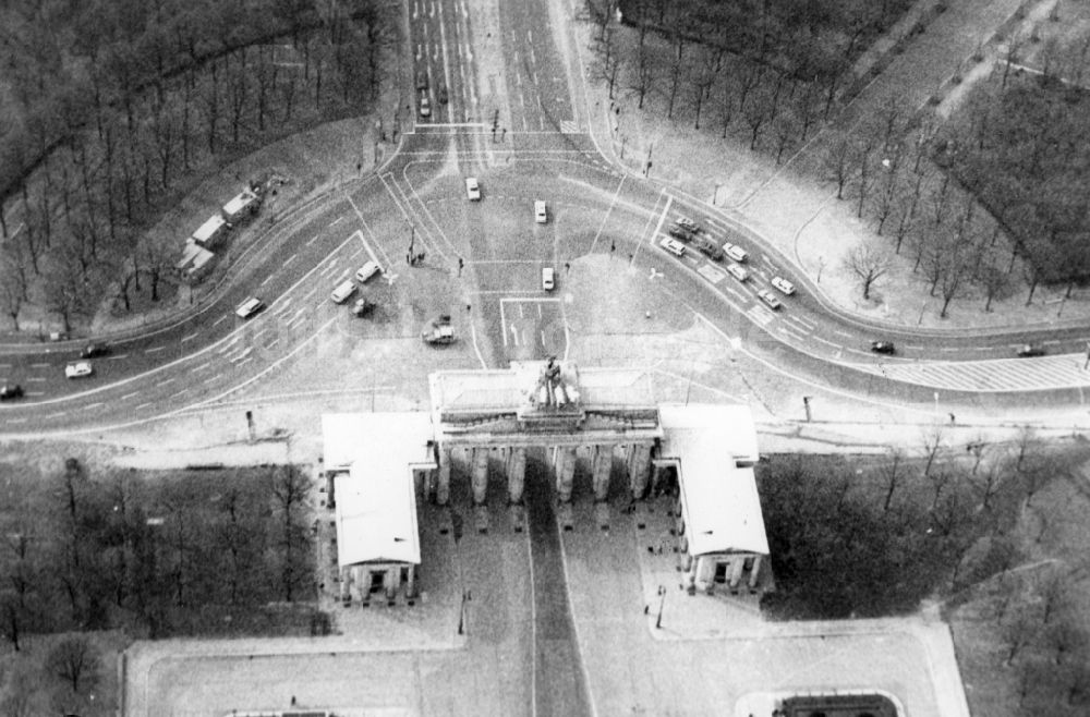 Berlin von oben - Geschichts- Denkmal Brandenburger Tor am Pariser Platz - Unter den Linden in Berlin, Deutschland