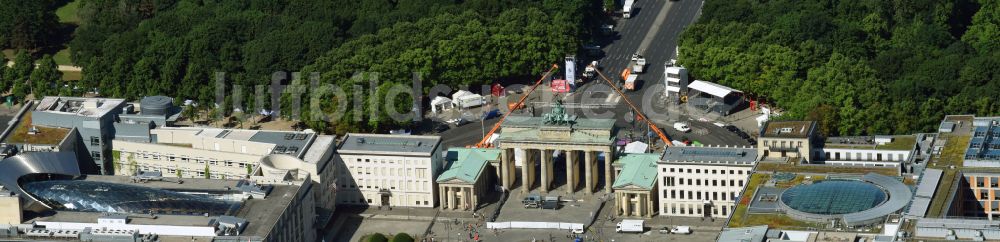 Berlin von oben - Geschichts- Denkmal Brandenburger Tor am Pariser Platz - Unter den Linden im Ortsteil Mitte in Berlin, Deutschland