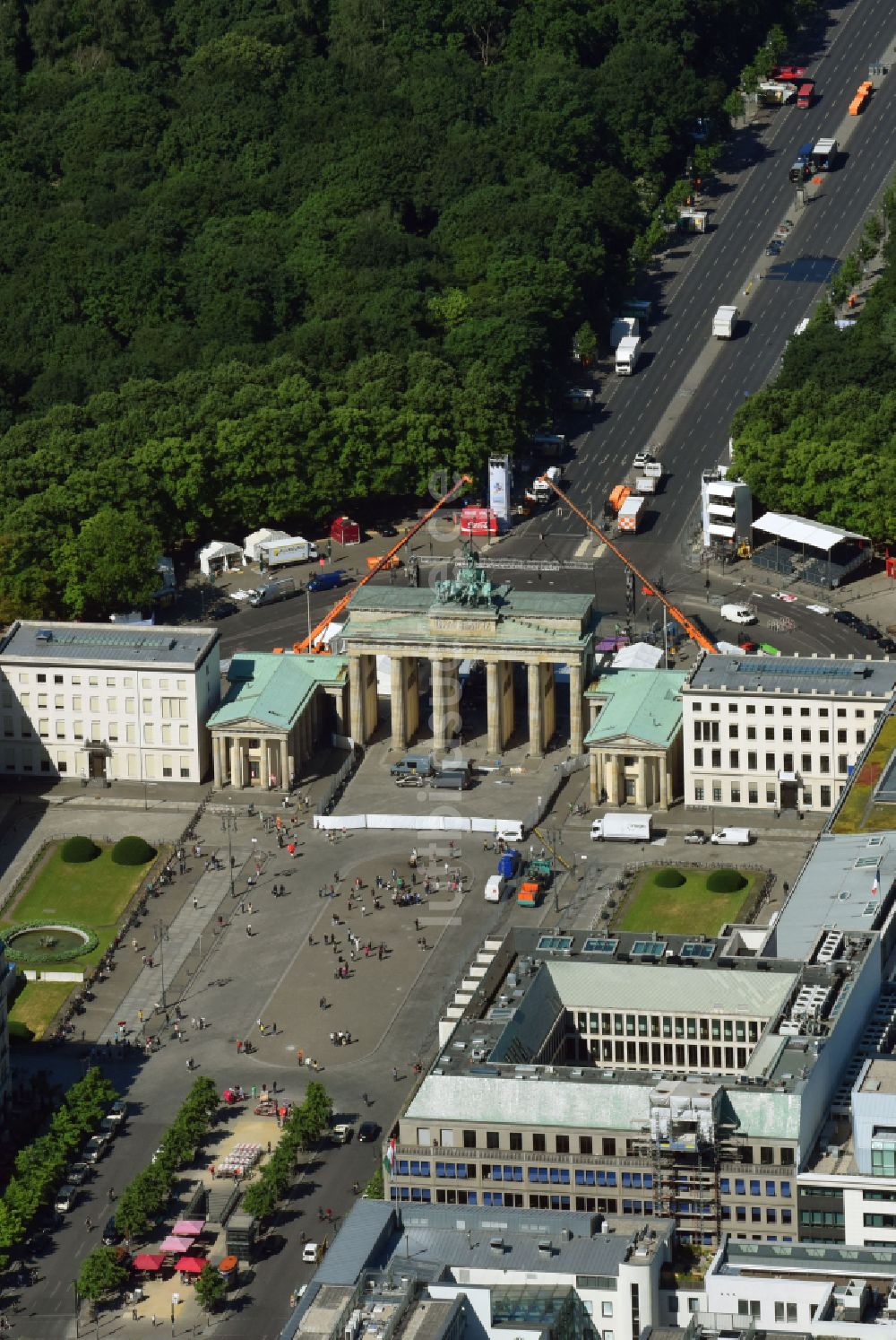 Berlin aus der Vogelperspektive: Geschichts- Denkmal Brandenburger Tor am Pariser Platz - Unter den Linden im Ortsteil Mitte in Berlin, Deutschland