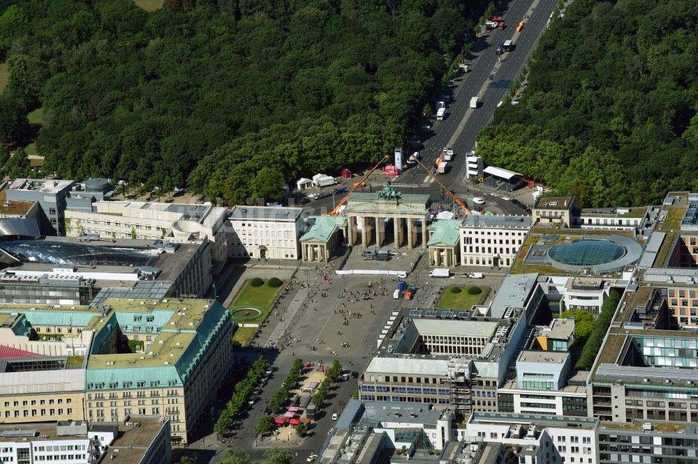 Luftbild Berlin - Geschichts- Denkmal Brandenburger Tor am Pariser Platz - Unter den Linden im Ortsteil Mitte in Berlin, Deutschland