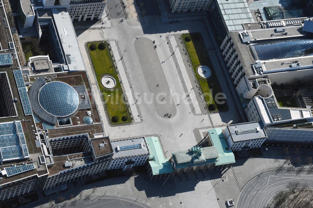 Luftbild Berlin - Geschichts- Denkmal Brandenburger Tor am Pariser Platz - Unter den Linden im Ortsteil Mitte in Berlin, Deutschland