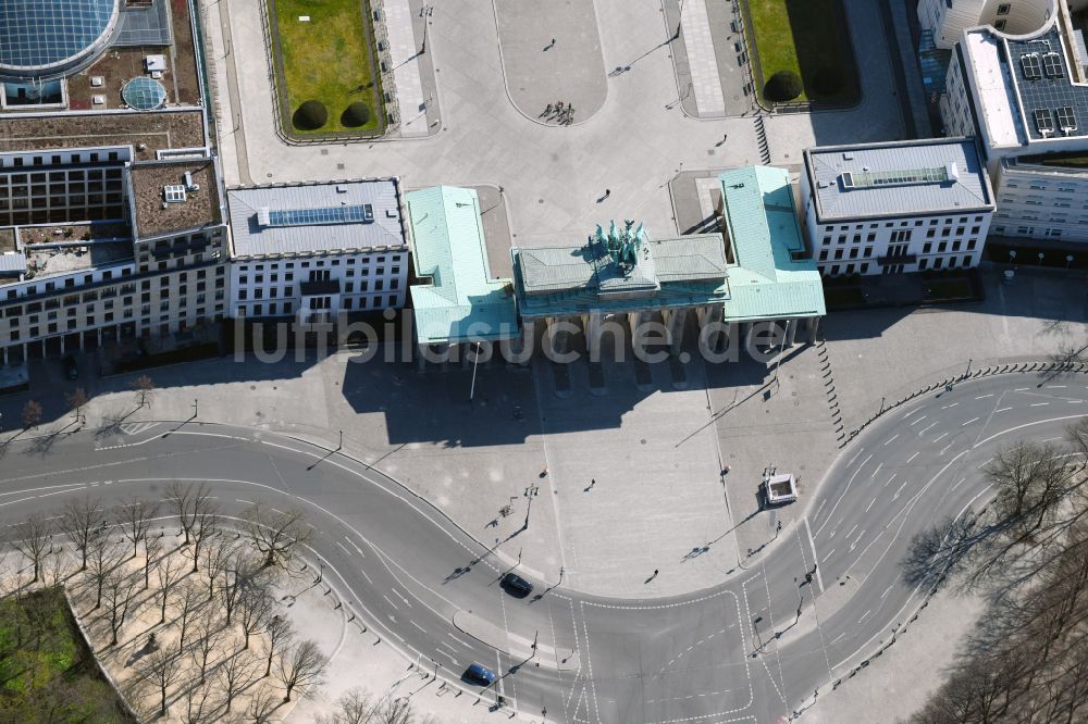 Luftaufnahme Berlin - Geschichts- Denkmal Brandenburger Tor am Pariser Platz - Unter den Linden im Ortsteil Mitte in Berlin, Deutschland