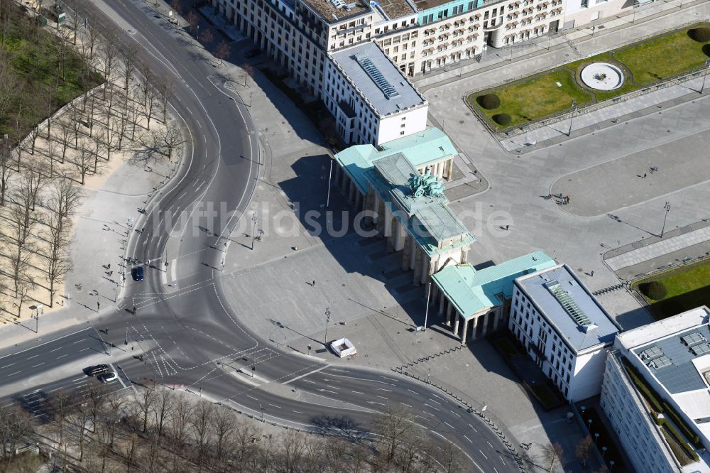 Berlin aus der Vogelperspektive: Geschichts- Denkmal Brandenburger Tor am Pariser Platz - Unter den Linden im Ortsteil Mitte in Berlin, Deutschland