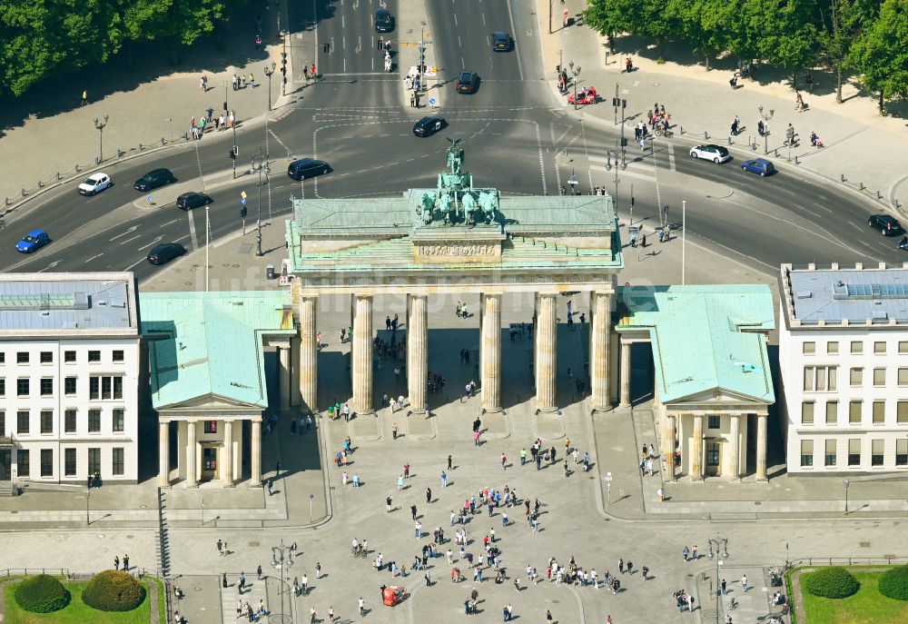 Berlin aus der Vogelperspektive: Geschichts- Denkmal Brandenburger Tor am Pariser Platz - Unter den Linden im Ortsteil Mitte in Berlin, Deutschland