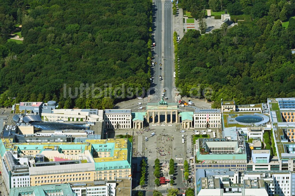 Luftbild Berlin - Geschichts- Denkmal Brandenburger Tor am Pariser Platz - Unter den Linden im Ortsteil Mitte in Berlin, Deutschland