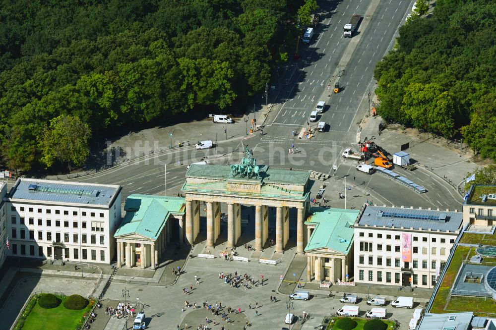 Luftaufnahme Berlin - Geschichts- Denkmal Brandenburger Tor am Pariser Platz - Unter den Linden im Ortsteil Mitte in Berlin, Deutschland