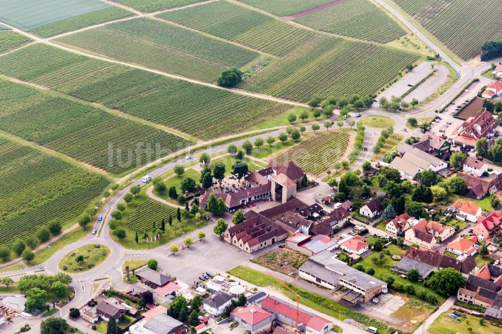 Schweigen-Rechtenbach von oben - Geschichts- Denkmal Deutsches Weintor in Schweigen-Rechtenbach im Bundesland Rheinland-Pfalz, Deutschland