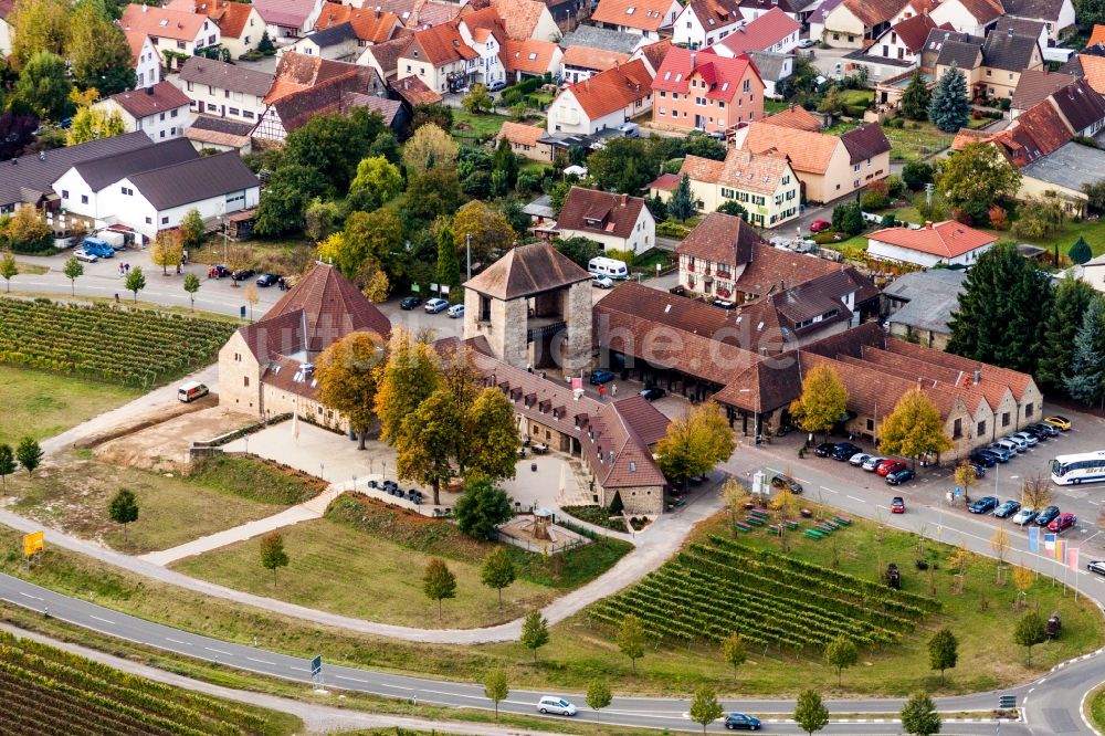 Schweigen-Rechtenbach aus der Vogelperspektive: Geschichts- Denkmal Deutsches Weintor in Schweigen-Rechtenbach im Bundesland Rheinland-Pfalz, Deutschland