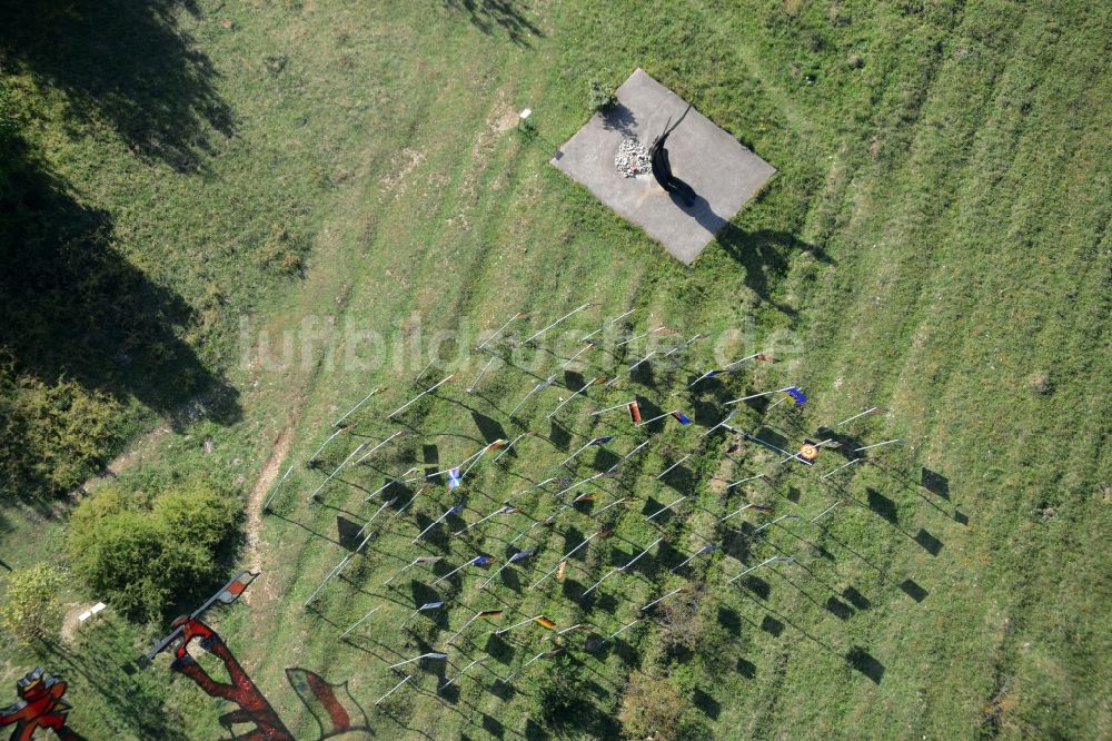 Luftbild Henneberg - Geschichts- Denkmal auf dem ehemaligen Mauerstreifen der ehemaligen Staatsgrenze DDR - BRB in Henneberg im Bundesland Thüringen