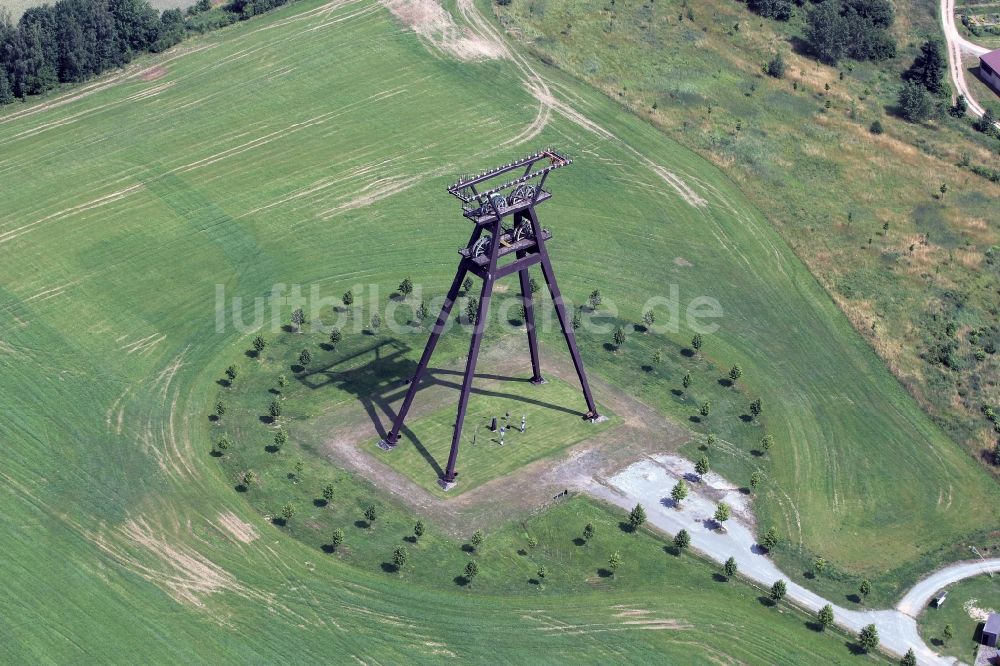 Löbichau von oben - Geschichts- Denkmal Förderturm der Wismut AG in Löbichau im Bundesland Thüringen