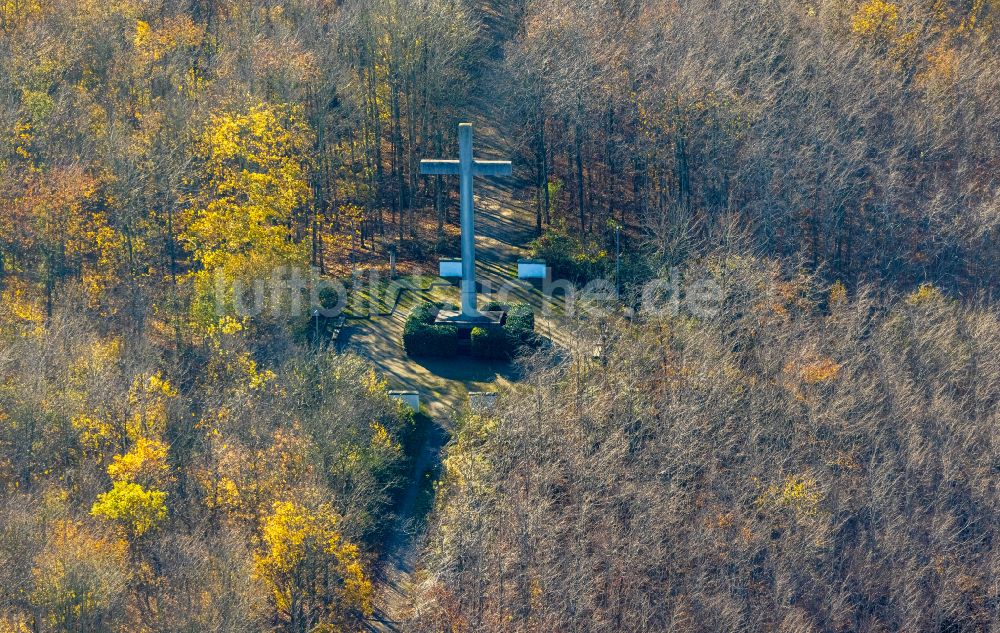 Luftaufnahme Menden (Sauerland) - Geschichts- Denkmal Galbusch Kreuz in Menden (Sauerland) im Bundesland Nordrhein-Westfalen, Deutschland