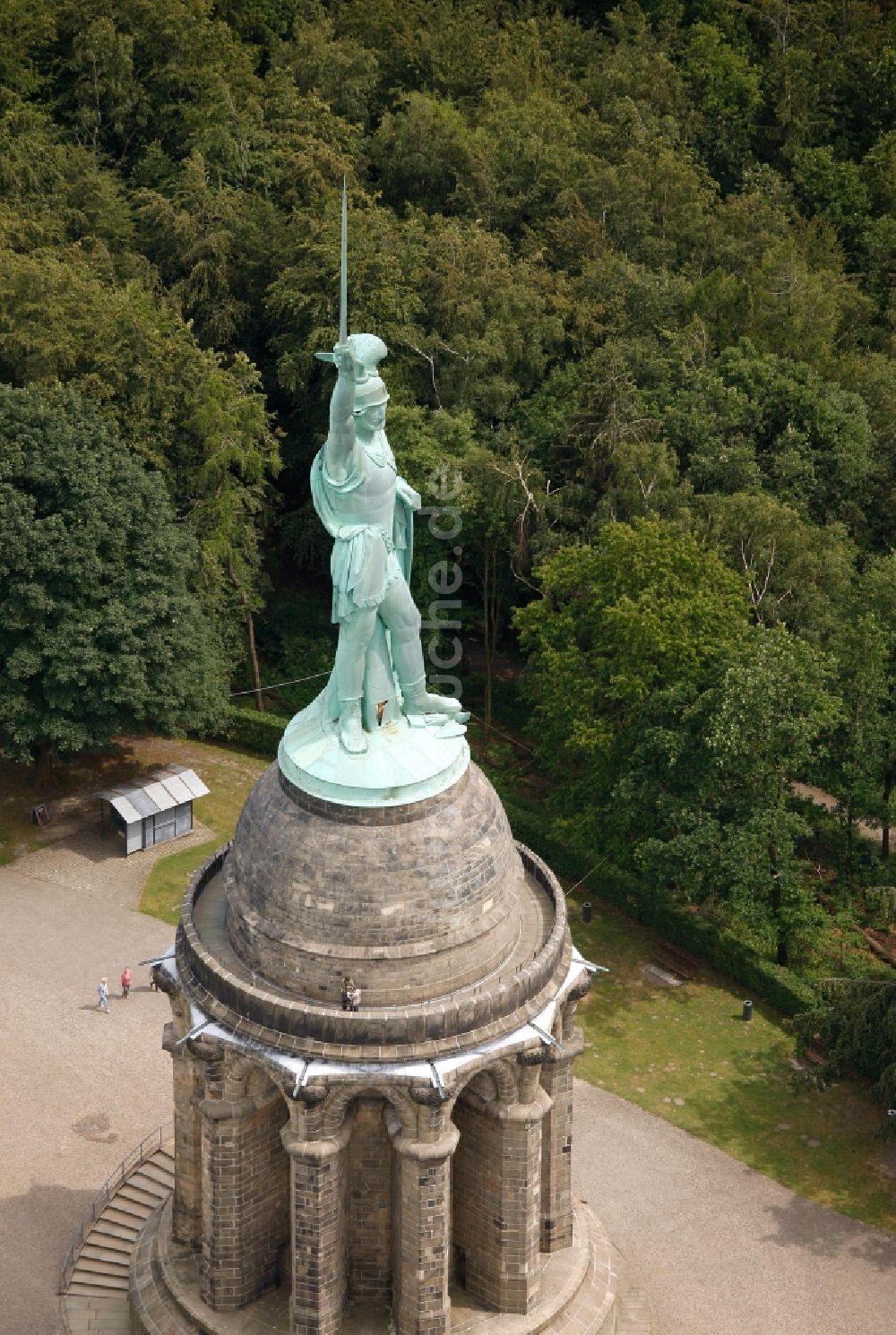 Detmold von oben - Geschichts- Denkmal Hermannsdenkmal im Teuteburger Wald in Detmold im Bundesland Nordrhein-Westfalen