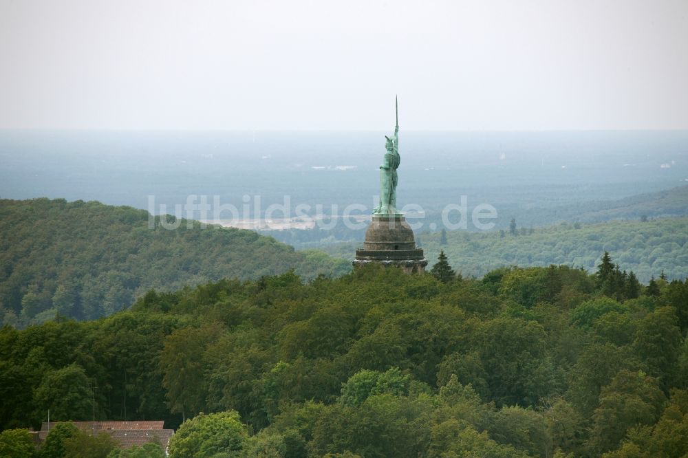 Detmold von oben - Geschichts- Denkmal Hermannsdenkmal im Teuteburger Wald in Detmold im Bundesland Nordrhein-Westfalen