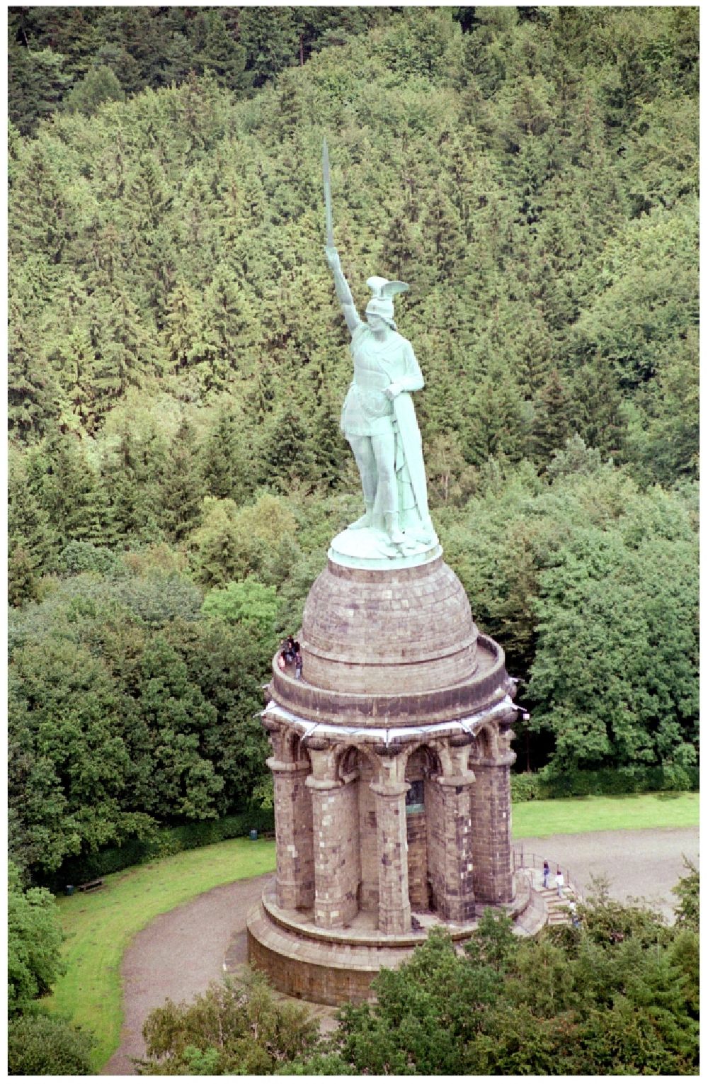 Detmold von oben - Geschichts- Denkmal Hermannsdenkmal im Teuteburger Wald in Detmold im Bundesland Nordrhein-Westfalen