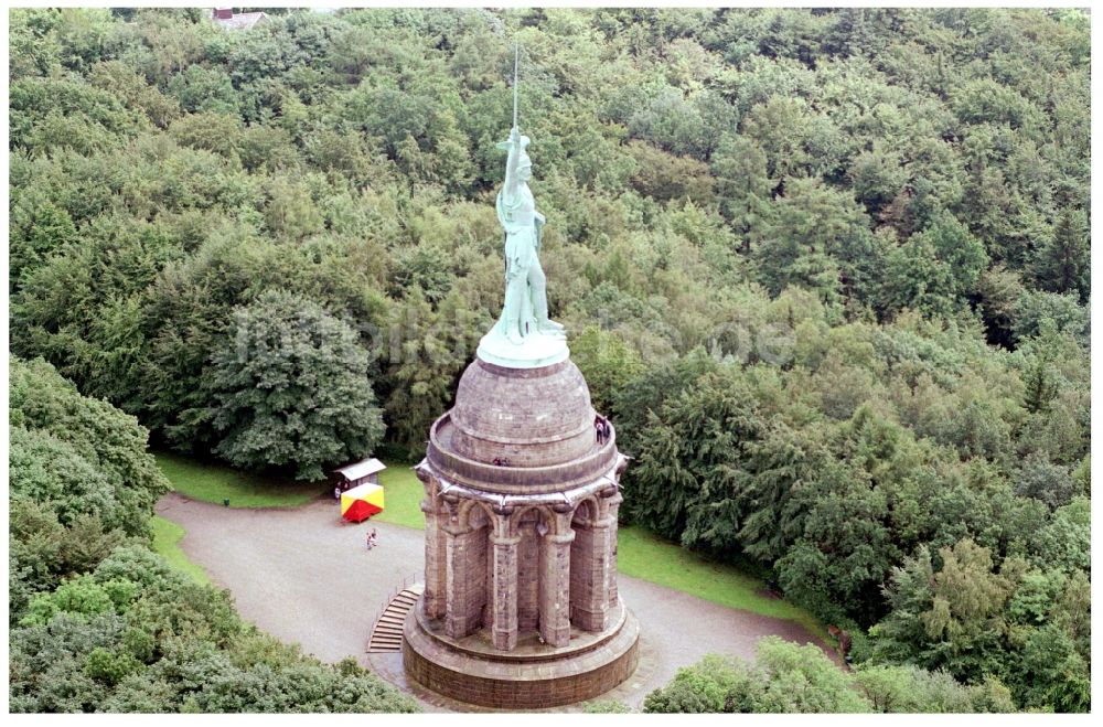 Detmold von oben - Geschichts- Denkmal Hermannsdenkmal im Teuteburger Wald in Detmold im Bundesland Nordrhein-Westfalen