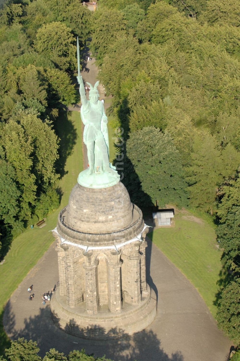 Detmold von oben - Geschichts- Denkmal Hermannsdenkmal im Teuteburger Wald in Detmold im Bundesland Nordrhein-Westfalen