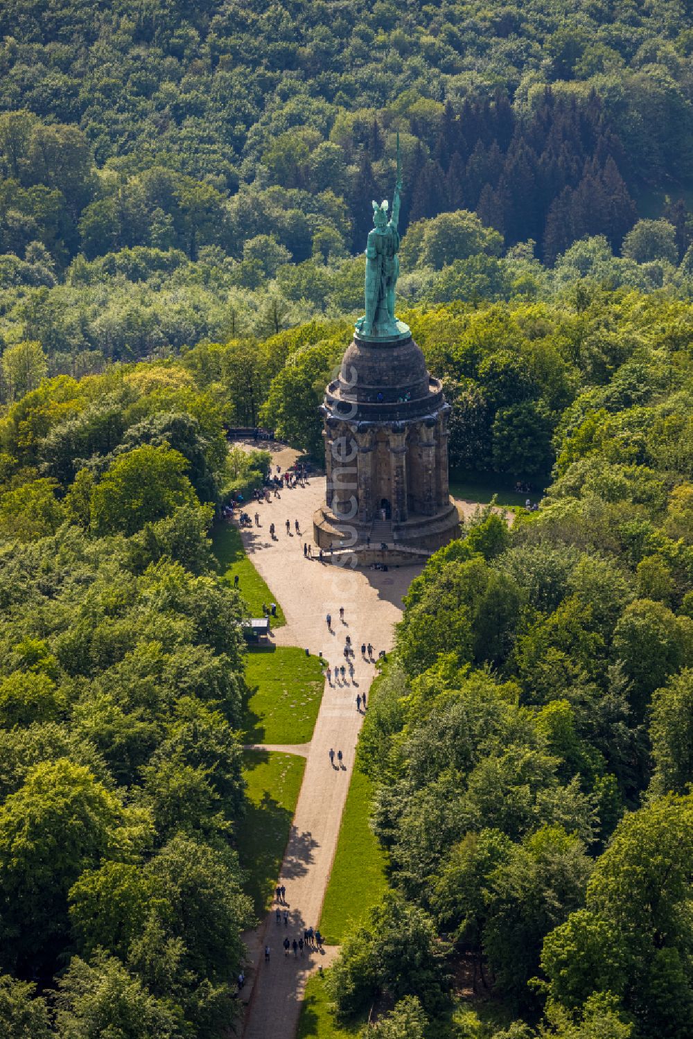 Detmold von oben - Geschichts- Denkmal Hermannsdenkmal im Teutoburger Wald in Detmold im Bundesland Nordrhein-Westfalen