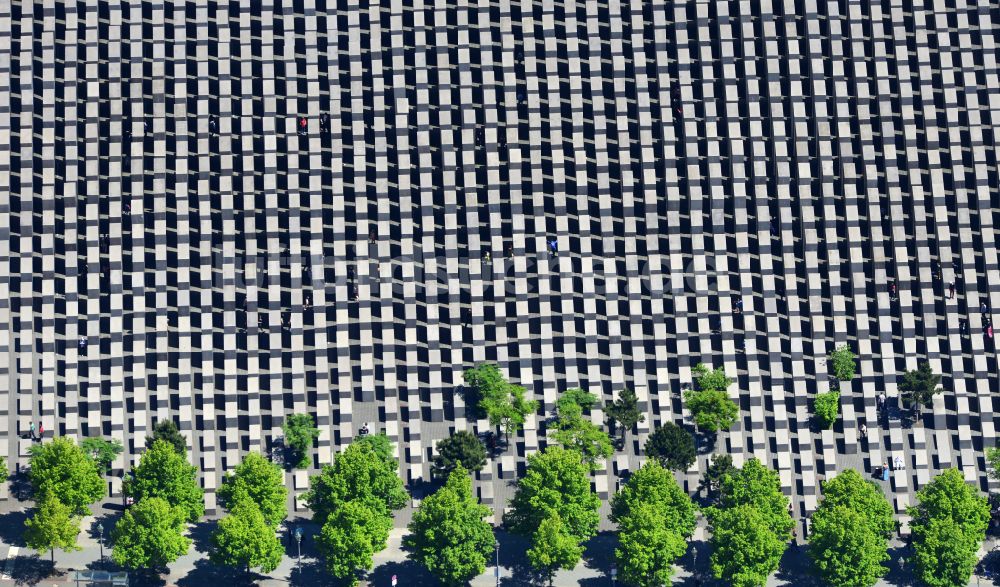 Luftbild Berlin - Geschichts- Denkmal Holocaust Mahnmal an der Hannah-Arendt-Straße in Berlin