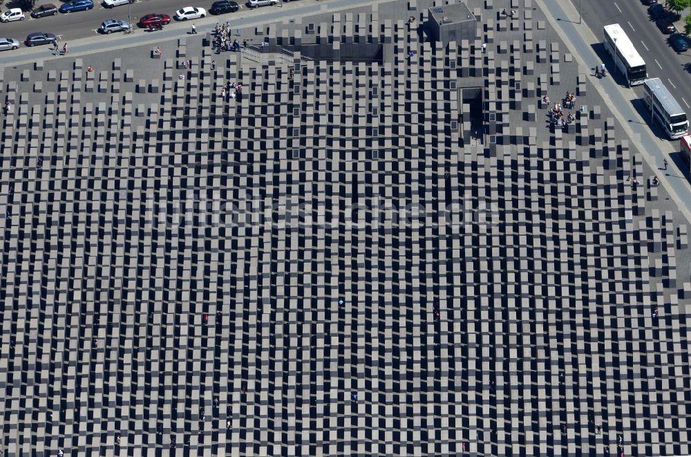 Luftaufnahme Berlin - Geschichts- Denkmal Holocaust Mahnmal an der Hannah-Arendt-Straße in Berlin