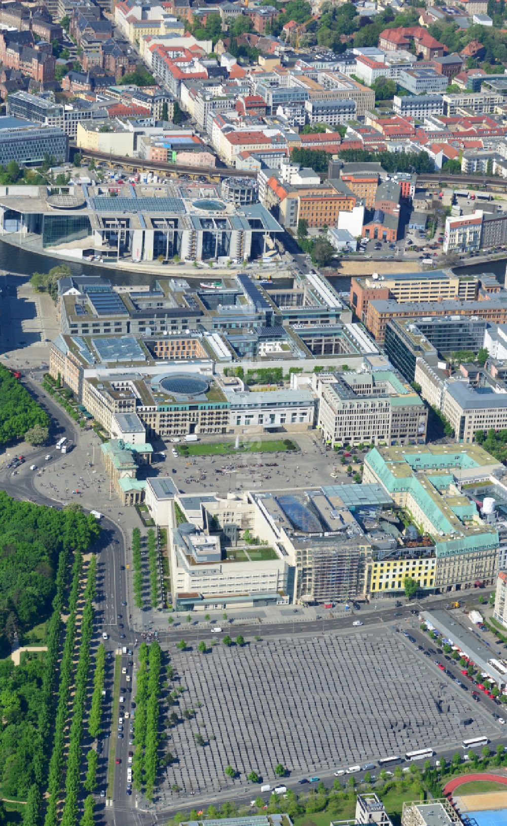 Berlin aus der Vogelperspektive: Geschichts- Denkmal Holocaust Mahnmal an der Hannah-Arendt-Straße in Berlin