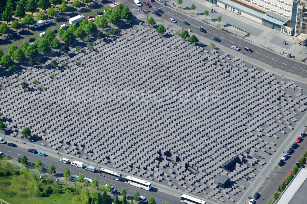 Berlin von oben - Geschichts- Denkmal Holocaust Mahnmal an der Hannah-Arendt-Straße in Berlin