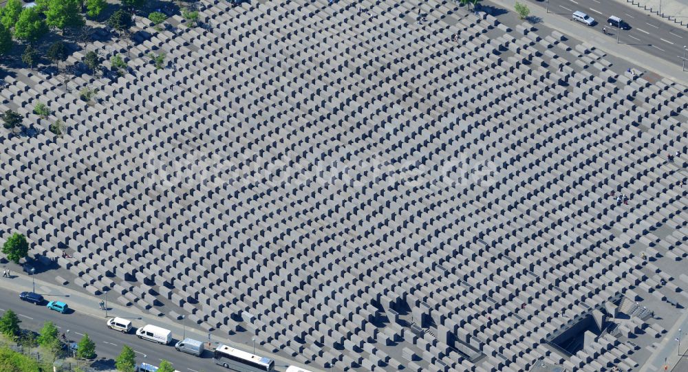 Berlin aus der Vogelperspektive: Geschichts- Denkmal Holocaust Mahnmal an der Hannah-Arendt-Straße in Berlin