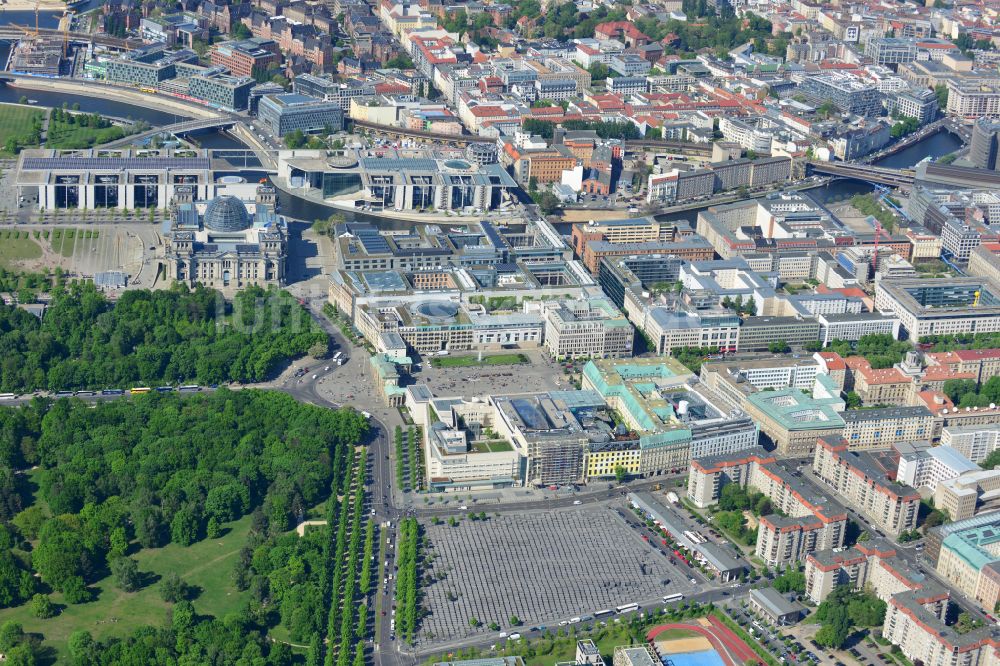 Berlin aus der Vogelperspektive: Geschichts- Denkmal Holocaust Mahnmal an der Hannah-Arendt-Straße in Berlin