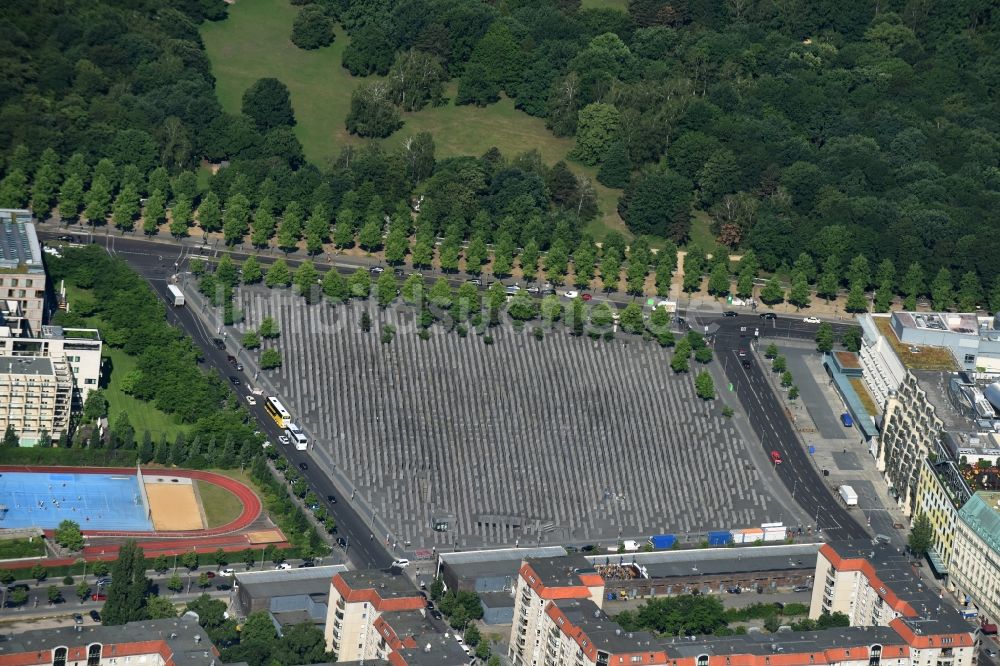 Berlin von oben - Geschichts- Denkmal Holocaust Mahnmal an der Hannah-Arendt-Straße in Berlin