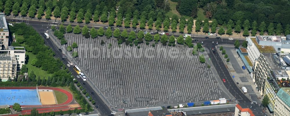 Berlin aus der Vogelperspektive: Geschichts- Denkmal Holocaust Mahnmal an der Hannah-Arendt-Straße in Berlin