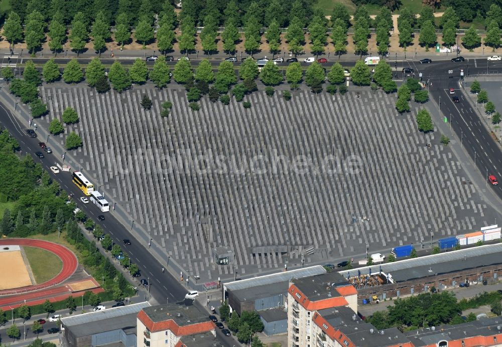 Luftbild Berlin - Geschichts- Denkmal Holocaust Mahnmal an der Hannah-Arendt-Straße in Berlin