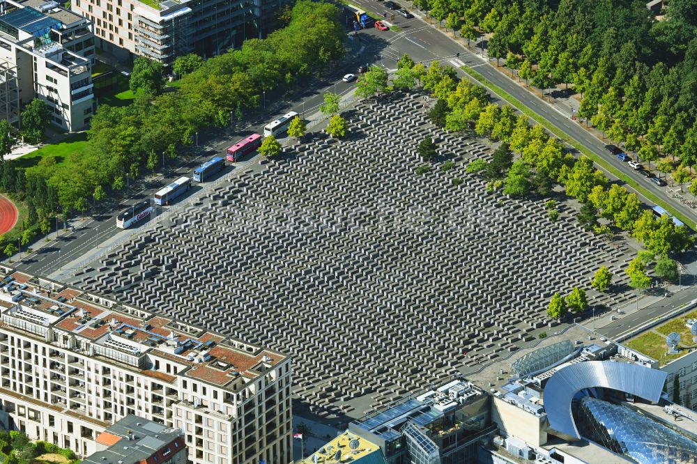 Berlin von oben - Geschichts- Denkmal Holocaust Mahnmal an der Hannah-Arendt-Straße in Berlin