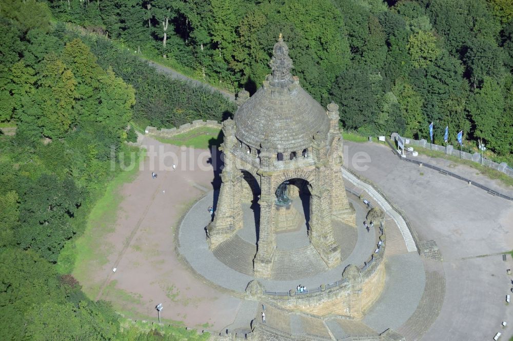 Porta Westfalica aus der Vogelperspektive: Geschichts- Denkmal Kaiser-Wilhelm-Denkmal in Porta Westfalica im Bundesland Nordrhein-Westfalen